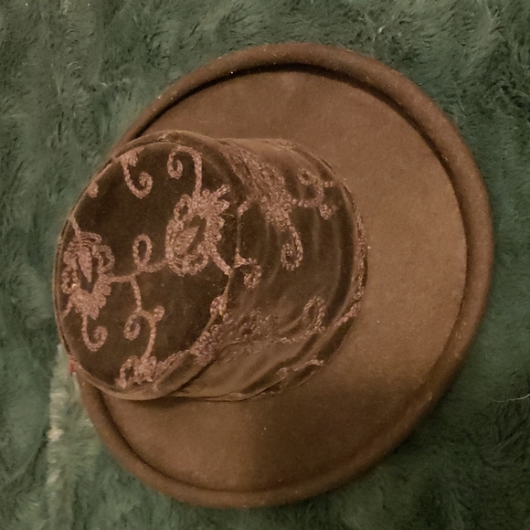 Eric Javits black embroidered brim hat. - Picture 2 of 3